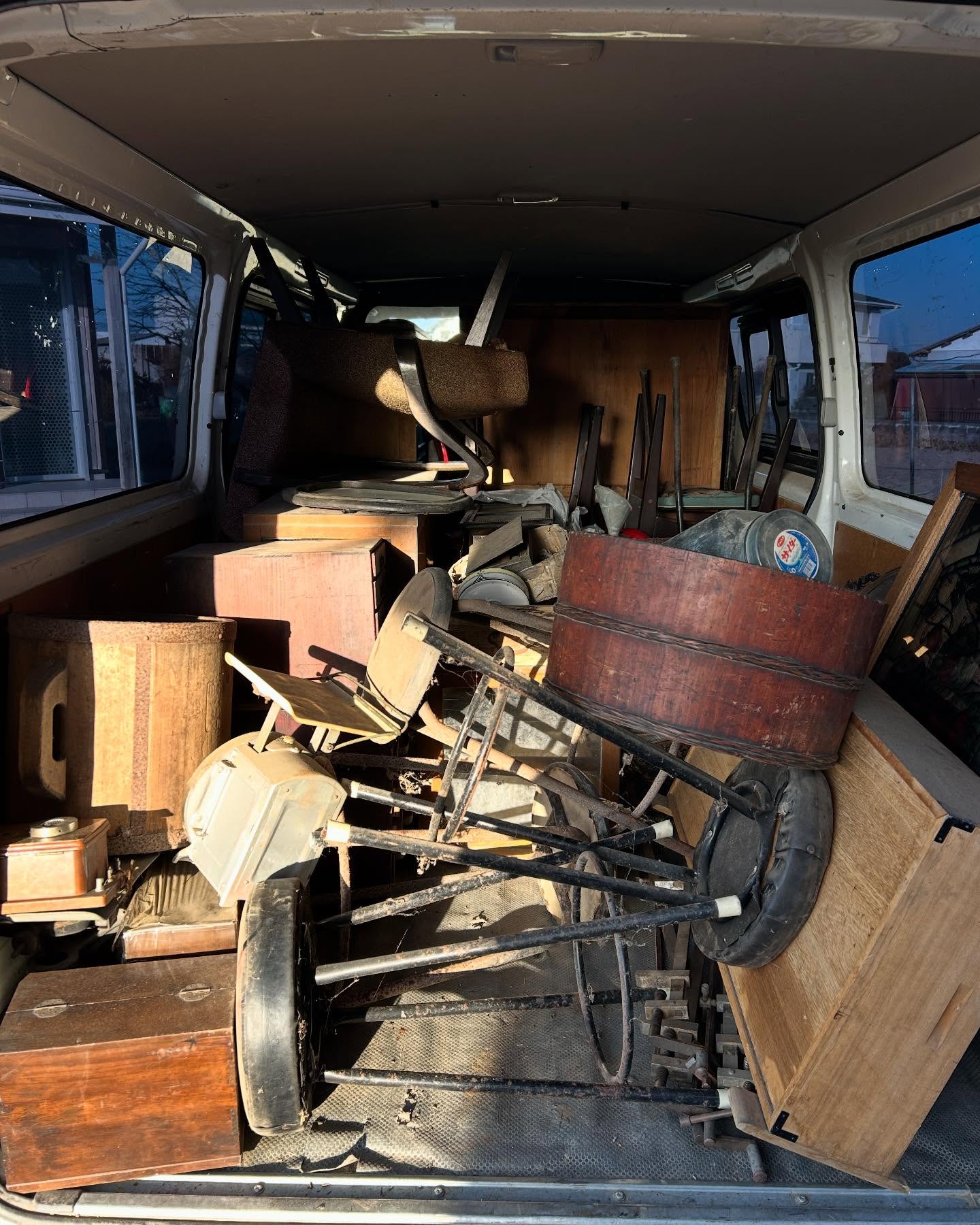 今日の買取！
，
ガラスケース・古道具・椅子などを買取させて頂きました😊
，
祖母の家の片付けらしくお孫さんはあまり何があるかわからない状態！

ガラスケースの中には文房具類が陳列されてましたので雑貨屋をやってた形跡が！

『こんな物まで買っていただけるんですか？』

とびっくりされましたがいつもの事で、現地に呼んで頂ければなるべく多くの買取品をお探しします。

今日はありがとうございました🙇