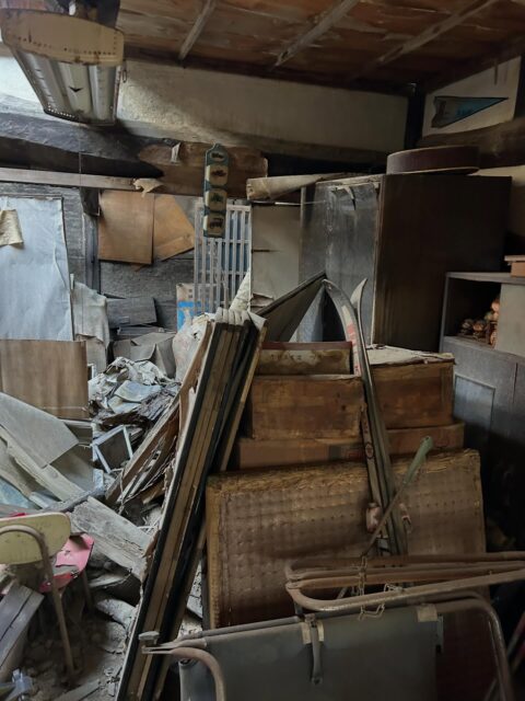 昨日は店舗のすぐ近くの解体現場に！

屋根が崩れて雨漏りの為になかなかの現場でしたが建具や小物など買取させて頂きました。

建物の解体時には是非お声かけ下さい。

#解体 #熊谷 #買取 #出張買取 #太田