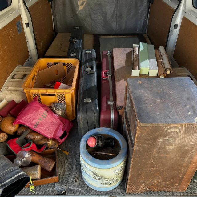 先日の買取！

かなり綺麗に片付けた後だったので琴や木枠のガラスなどを買取させて頂きました。

お呼びの際はなるべく残地物のある状態ですと色々な品物を買取出来ます😊

片付けの前に是非ご連絡下さい。

08055450393

よろしくお願い致します。

#買取 #遺品整理 #熊谷市 #太田市 #不用品整理