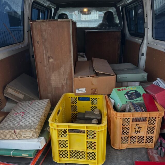 先日の買取！

元美容院を経営してましたのでハサミや砥石やギフト物などなど！

期待していなかった様で喜んで頂きました。

何があるかわかりませんのでこんな感じの手つかずでも大歓迎です。

#深谷 #買取 #無料鑑定 #遺品整理　#骨董品買取