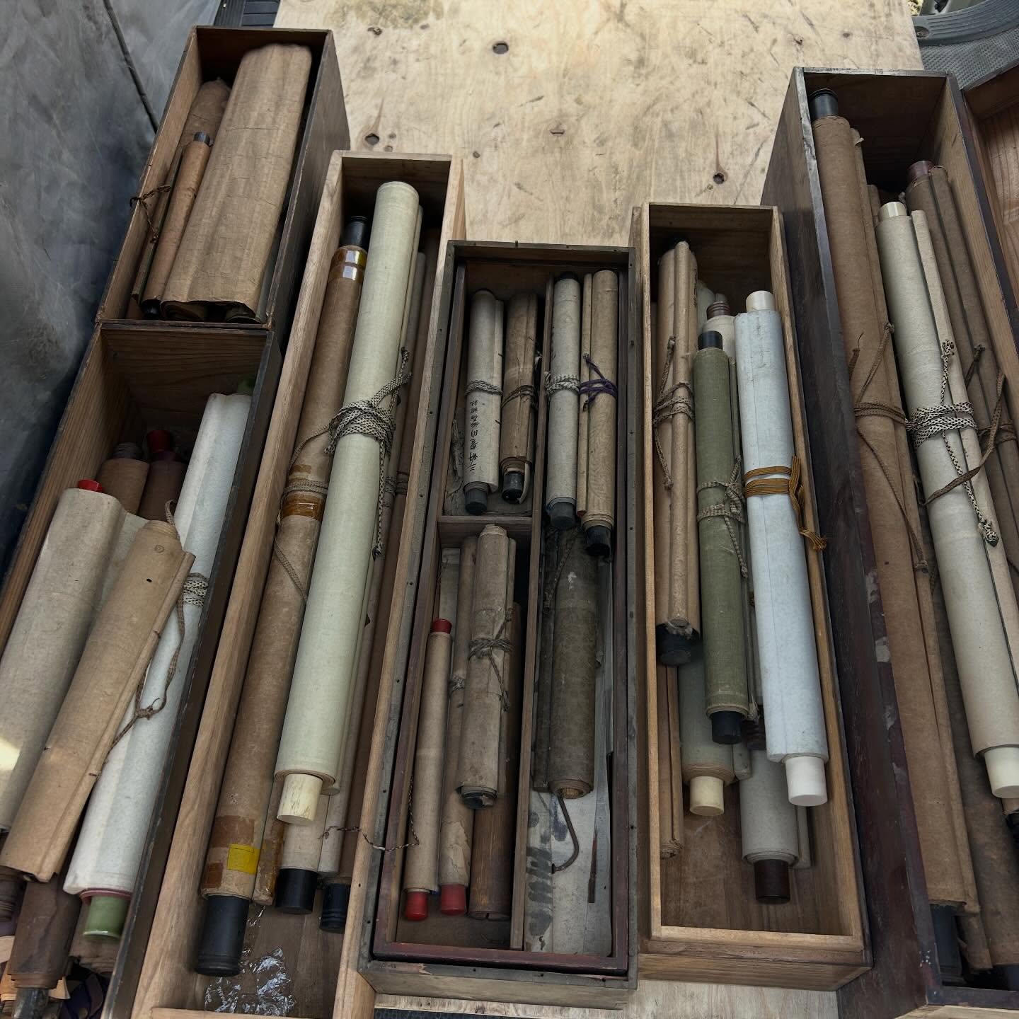 今日の買取！

地元熊谷の旧家より！

蔵にあった掛け軸もろもろです。

ご自宅にある飾っていない掛け軸などありましたらご連絡下さい。

買取致します。

#熊谷 #買取 #無料鑑定 #遺品整理　#骨董品買取