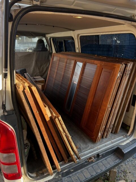 昨日の買取！

一度伺い買取させて頂き、解体が決まったとの事でしたので建具を買取させて頂きました。

アルミ枠の建具は買取不可ですが、木枠の建具は買取出来ます。

解体の際はお声掛け下さい。
よろしくお願い致します。

#深谷 #買取 #無料鑑定 #高価買取 #遺品整理