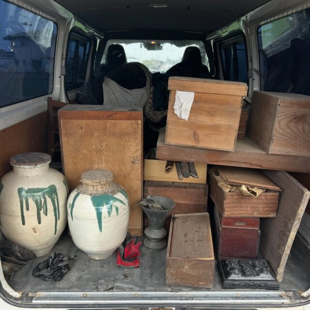 今日の買取！

解体との事でお呼びいただきました〜😊

布団や壺や本棚などなど買取させて頂きました。

解体時は必ず買取品がありますので是非ご連絡下さい。

#高価買取 #遺品整理 #熊谷 #解体 #出張買取