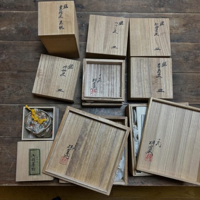 今日の買取は柿右衛門8点と将棋の駒！

こちらは持ち込みで買取させて頂きました。

持ち込み買取も可能ですので是非ご連絡よろしくお願い致します。

#買取 #無料査定 #遺品整理 
#引越し  #熊谷